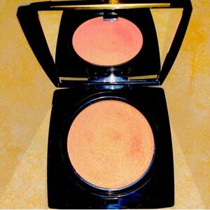 Compact highlighter with Mirror Lancome